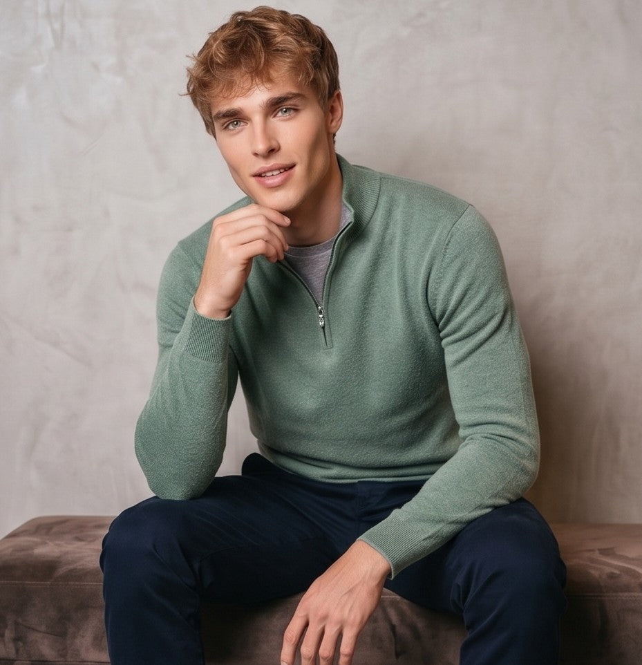 jersey de punto premium para hombre. Presenta un diseño clásico de cuello alto con media cremallera metálica central. La prenda muestra una textura de micropunto suave y densa, sugiriendo una mezcla de lana y cashmere de alta calidad. El corte es entallado pero cómodo (modern fit), con acabados acanalados en puños, bajo y cuello para un ajuste perfecto. Estilo versátil, ideal para looks casuales elegantes o de oficina