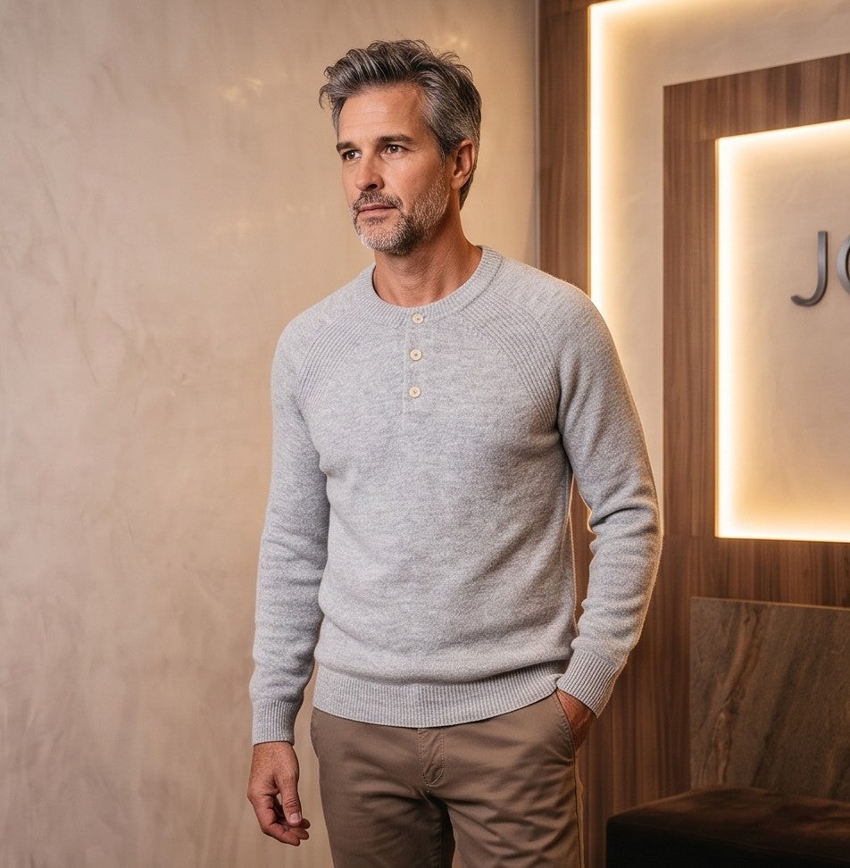 Jersey de punto suave para hombre con cuello Henley abotonado y manga larga, disponible en gris claro y rosa melocotón, corte holgado informal para invierno
