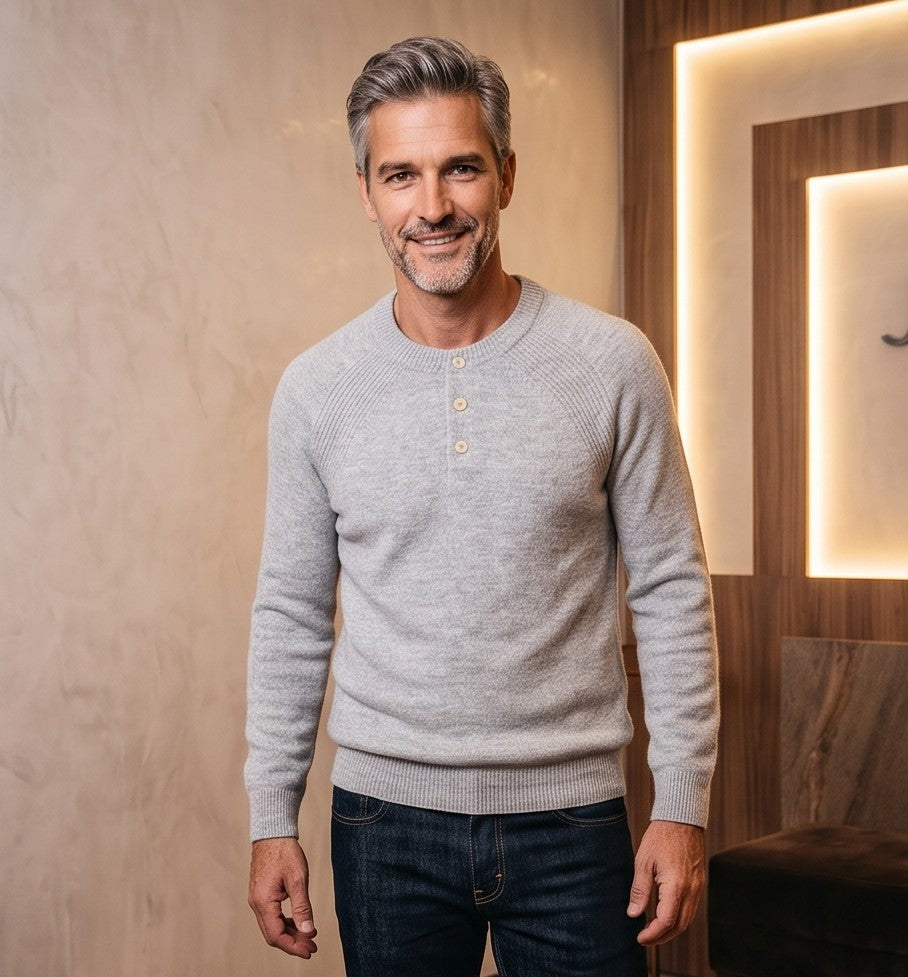 Jersey de punto suave para hombre con cuello Henley abotonado y manga larga, disponible en gris claro y rosa melocotón, corte holgado informal para invierno