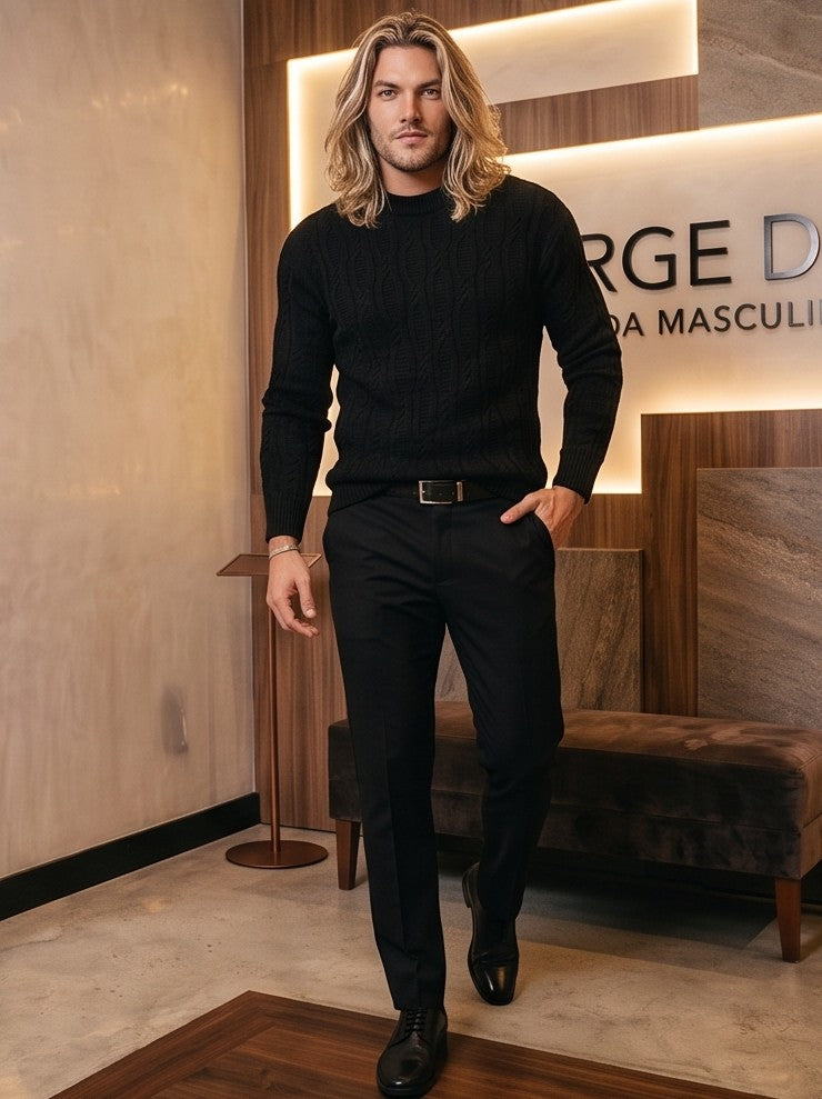 moderno con el mismo diseño de jersey de punto trenzado de cuello redondo en tres colores diferentes: negro, gris y beige.