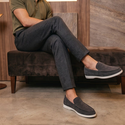 Mocasines casuales para hombre confeccionados en suave tejido de ante con puntera pespunteada y suela plana blanca ultraligera, disponibles en cuatro tonos versátiles: negro, gris marengo, azul claro pastel y beige arena