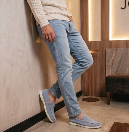 Mocasines casuales para hombre confeccionados en suave tejido de ante con puntera pespunteada y suela plana blanca ultraligera, disponibles en cuatro tonos versátiles: negro, gris marengo, azul claro pastel y beige arena