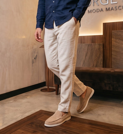 Mocasines casuales para hombre confeccionados en suave tejido de ante con puntera pespunteada y suela plana blanca ultraligera, disponibles en cuatro tonos versátiles: negro, gris marengo, azul claro pastel y beige arena