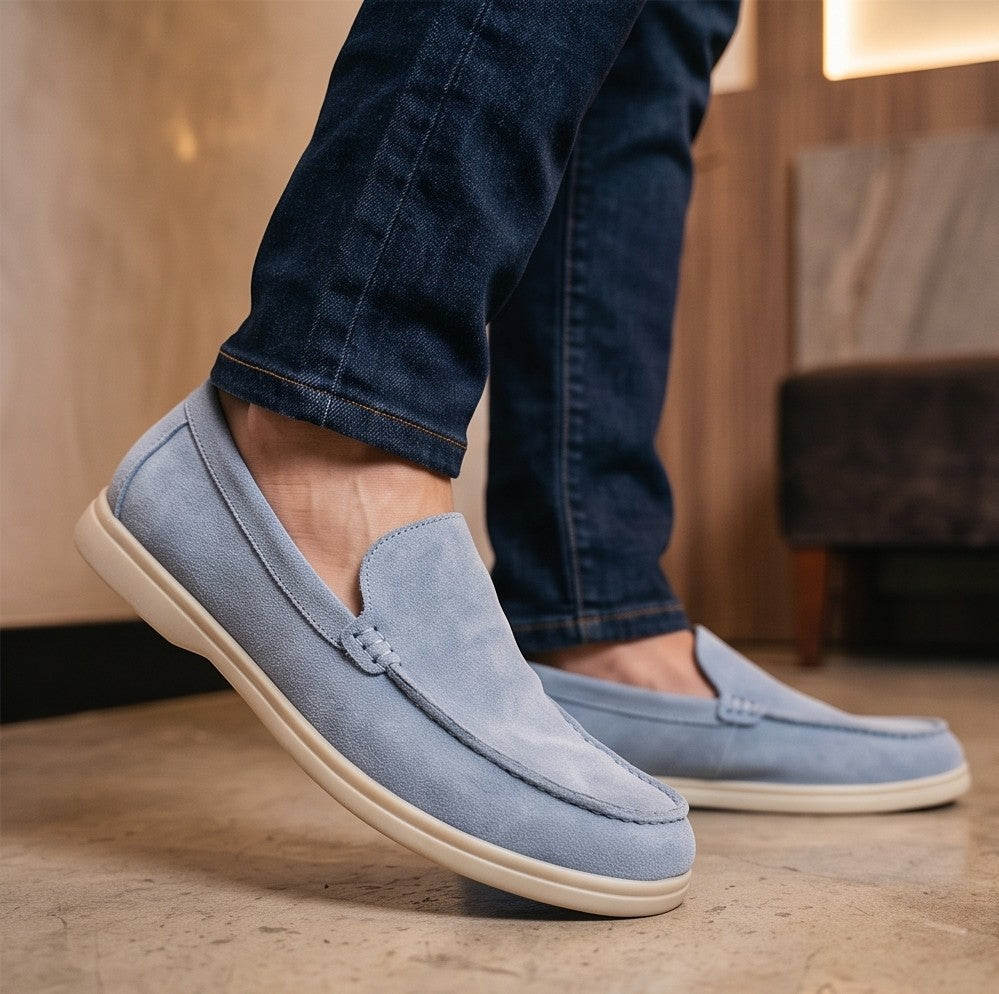 Mocasines casuales para hombre confeccionados en suave tejido de ante con puntera pespunteada y suela plana blanca ultraligera, disponibles en cuatro tonos versátiles: negro, gris marengo, azul claro pastel y beige arena
