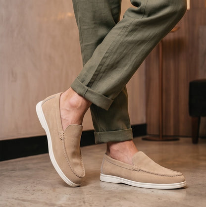 Mocasines casuales para hombre confeccionados en suave tejido de ante con puntera pespunteada y suela plana blanca ultraligera, disponibles en cuatro tonos versátiles: negro, gris marengo, azul claro pastel y beige arena