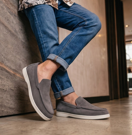 Mocasines casuales para hombre confeccionados en suave tejido de ante con puntera pespunteada y suela plana blanca ultraligera, disponibles en cuatro tonos versátiles: negro, gris marengo, azul claro pastel y beige arena