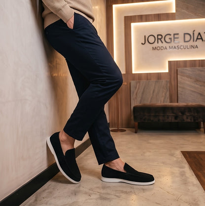 Mocasines casuales para hombre confeccionados en suave tejido de ante con puntera pespunteada y suela plana blanca ultraligera, disponibles en cuatro tonos versátiles: negro, gris marengo, azul claro pastel y beige arena