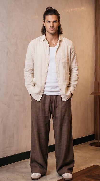 Pantalón casual holgado de corte ancho para hombre con cintura elástica de cordón ajustable y textura tipo lino, disponible en colores negro, café y beige crema