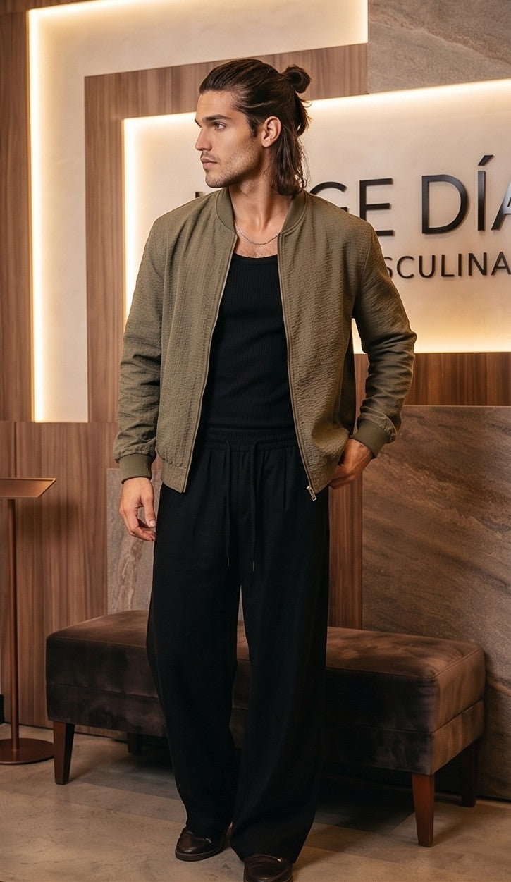 Pantalón casual holgado de corte ancho para hombre con cintura elástica de cordón ajustable y textura tipo lino, disponible en colores negro, café y beige crema