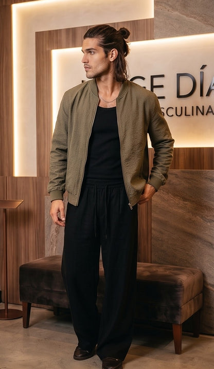 Pantalón casual holgado de corte ancho para hombre con cintura elástica de cordón ajustable y textura tipo lino, disponible en colores negro, café y beige crema