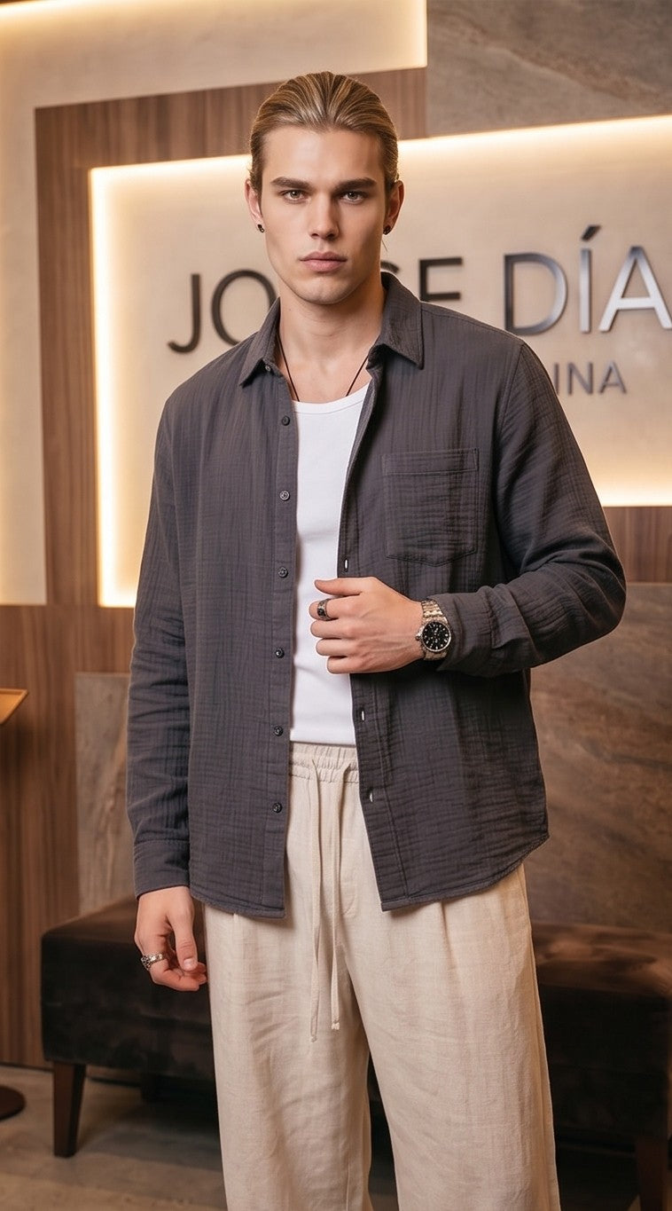 Pantalón casual holgado de corte ancho para hombre con cintura elástica de cordón ajustable y textura tipo lino, disponible en colores negro, café y beige crema