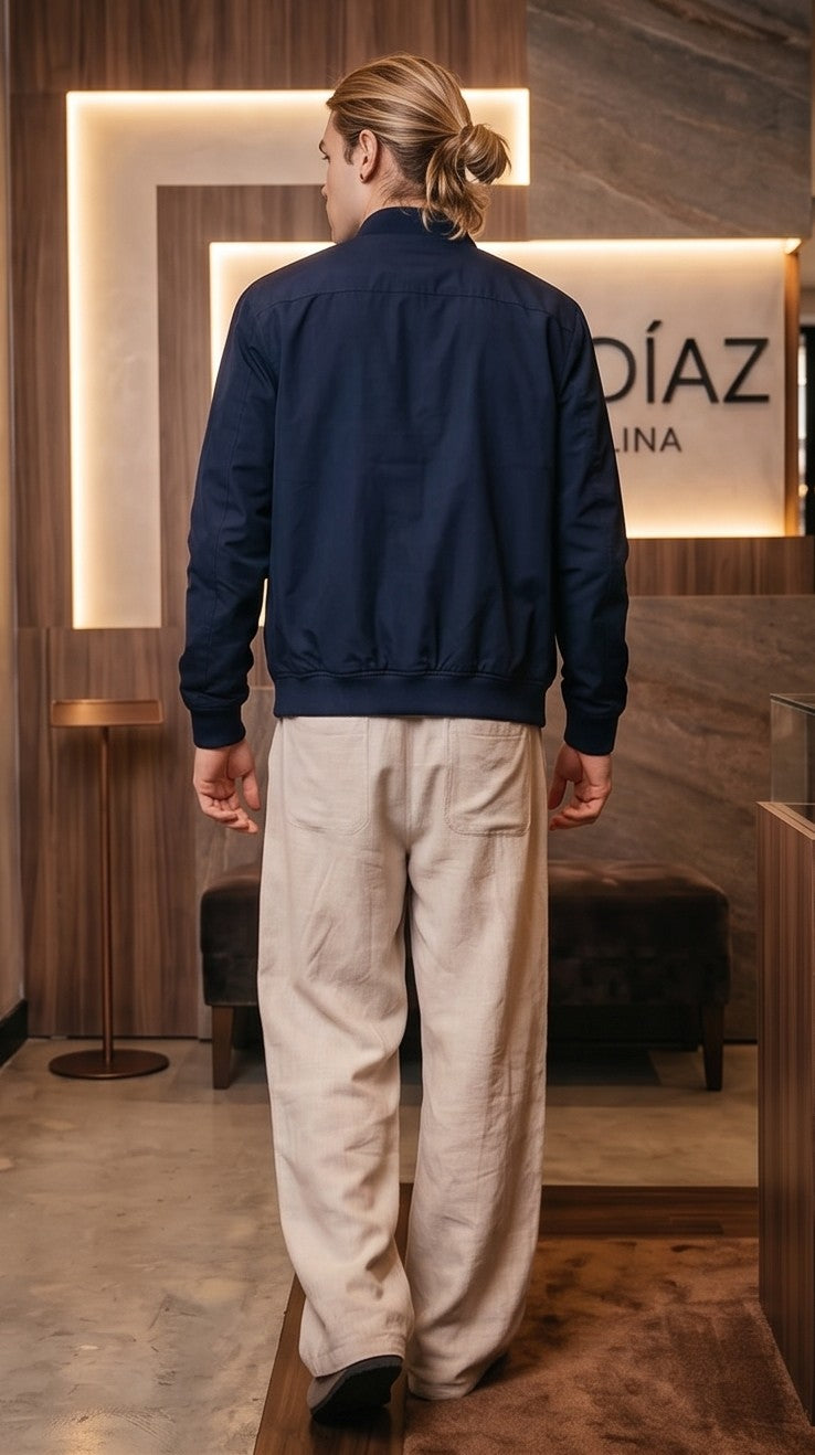 Pantalón casual holgado de corte ancho para hombre con cintura elástica de cordón ajustable y textura tipo lino, disponible en colores negro, café y beige crema