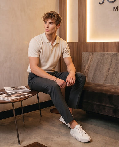 Pantalón de vestir elegante para hombre con pretina ancha estilo Gurkha, cierre de doble botón, pinzas frontales y ajustadores laterales, disponible en colores negro, marrón camel, gris plomo y blanco marfil en tienda Jorge Díaz Moda Masculina.