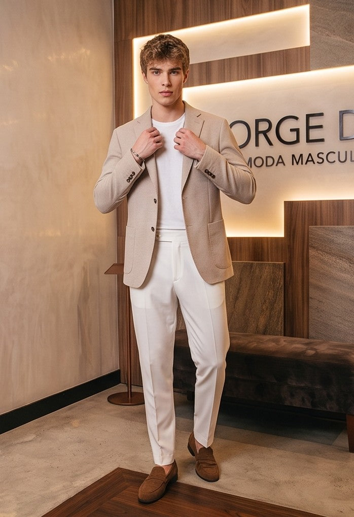Pantalón de vestir elegante para hombre con pretina ancha estilo Gurkha, cierre de doble botón, pinzas frontales y ajustadores laterales, disponible en colores negro, marrón camel, gris plomo y blanco marfil en tienda Jorge Díaz Moda Masculina.