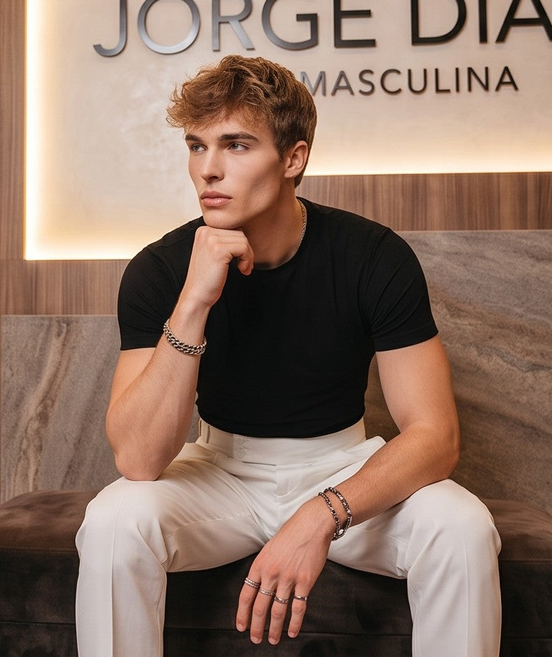 Pantalón de vestir elegante para hombre con pretina ancha estilo Gurkha, cierre de doble botón, pinzas frontales y ajustadores laterales, disponible en colores negro, marrón camel, gris plomo y blanco marfil en tienda Jorge Díaz Moda Masculina.