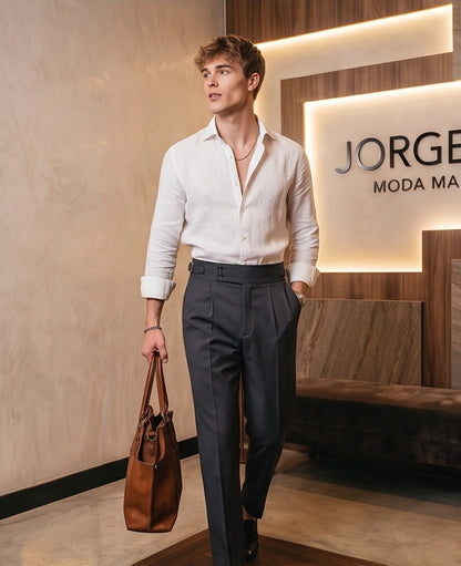 Pantalón de vestir elegante para hombre con pretina ancha estilo Gurkha, cierre de doble botón, pinzas frontales y ajustadores laterales, disponible en colores negro, marrón camel, gris plomo y blanco marfil en tienda Jorge Díaz Moda Masculina.