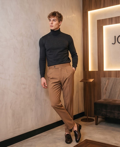 Pantalón de vestir elegante para hombre con pretina ancha estilo Gurkha, cierre de doble botón, pinzas frontales y ajustadores laterales, disponible en colores negro, marrón camel, gris plomo y blanco marfil en tienda Jorge Díaz Moda Masculina.