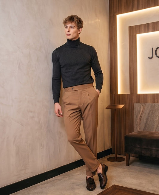 Pantalón de vestir elegante para hombre con pretina ancha estilo Gurkha, cierre de doble botón, pinzas frontales y ajustadores laterales, disponible en colores negro, marrón camel, gris plomo y blanco marfil en tienda Jorge Díaz Moda Masculina.