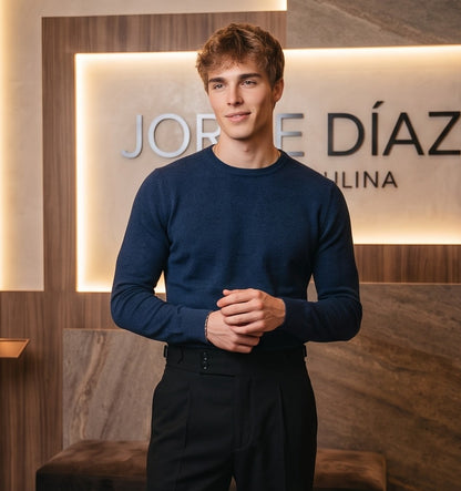 Pantalón de vestir elegante para hombre con pretina ancha estilo Gurkha, cierre de doble botón, pinzas frontales y ajustadores laterales, disponible en colores negro, marrón camel, gris plomo y blanco marfil en tienda Jorge Díaz Moda Masculina.