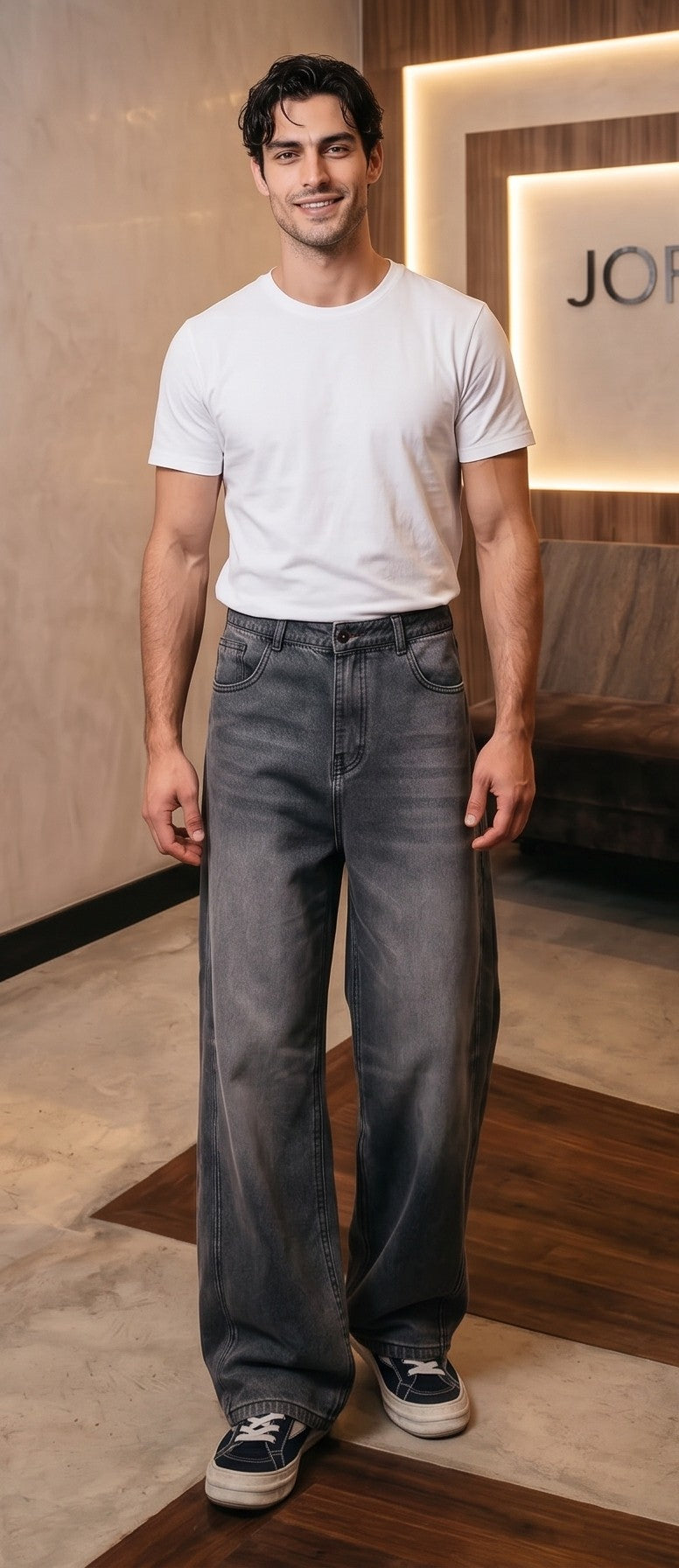 Pantalón vaquero de corte ancho y tiro medio en tono azul claro con efecto desgastado, costuras verticales decorativas en las piernas y detalle de cintura elástica en la parte trasera.