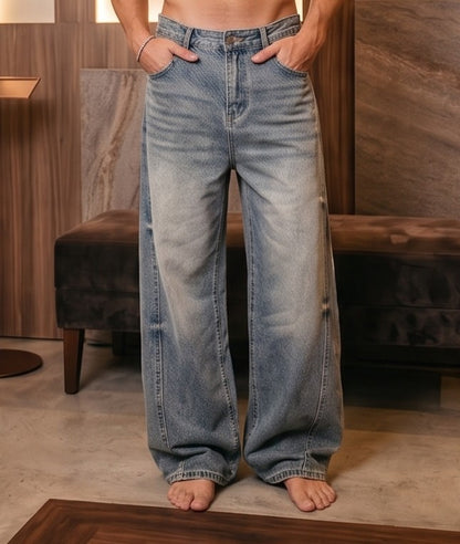 Pantalón vaquero de corte ancho y tiro medio en tono azul claro con efecto desgastado, costuras verticales decorativas en las piernas y detalle de cintura elástica en la parte trasera.