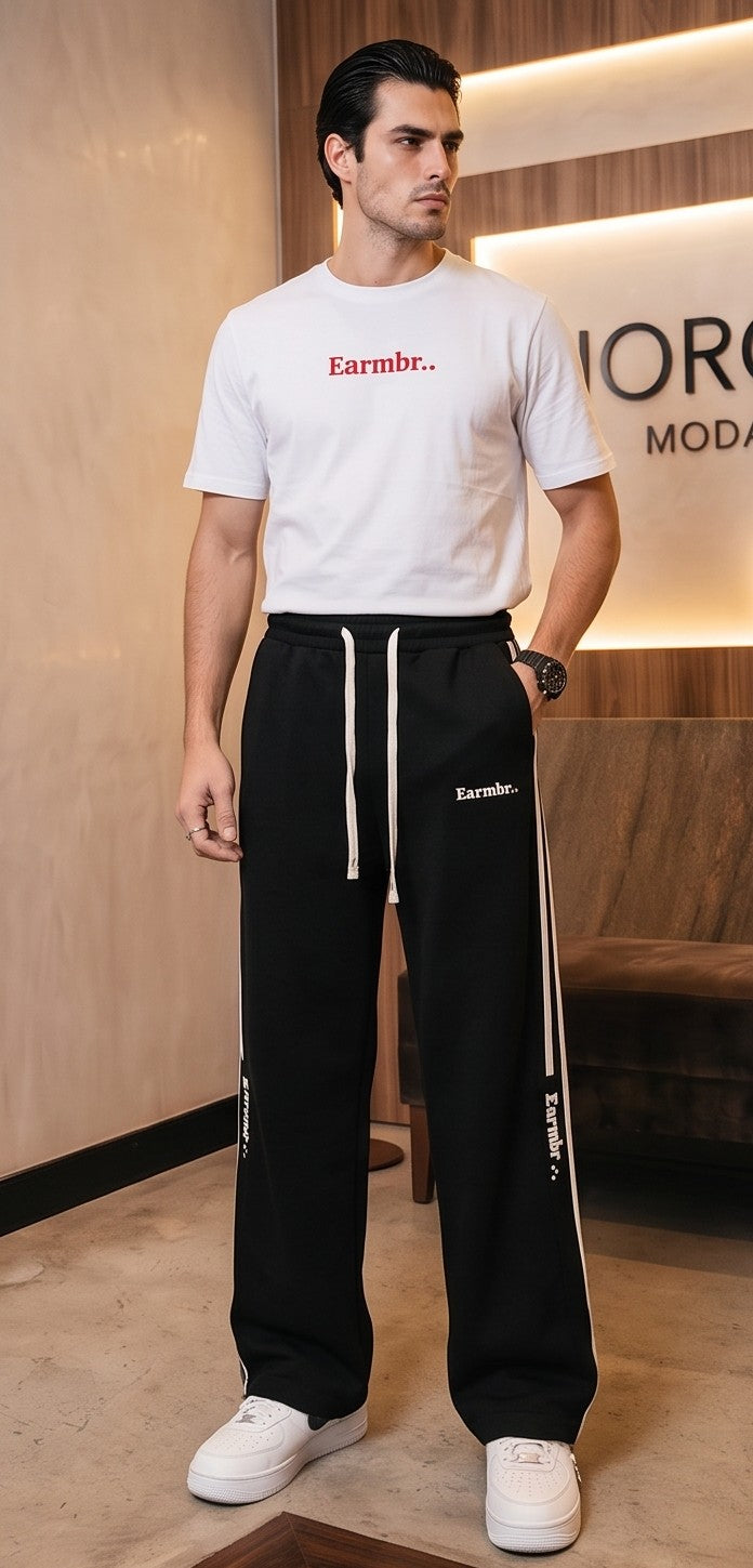 Pantalón jogger deportivo y casual para hombre de corte ancho y tiro medio, con cintura elástica con cordón ajustable, franjas laterales a contraste con detalle de texto estampado y bolsillos funcionales, disponible en color negro y gris jaspeado