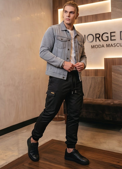 Pantalón jogger cargo para hombre con cintura elástica y cordón ajustable, bolsillos laterales con solapa y bajo elástico ajustado, disponible en cuatro colores: camel, gris plomo, verde militar y negro.