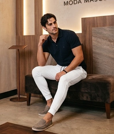 Pantalón jogger deportivo y casual para hombre de corte ajustado tipo slim fit con cintura elástica con cordón ajustable, bolsillos laterales profundos y bolsillo trasero con cremallera termosellada. Disponible en colores verde azulado, negro, blanco y granate.