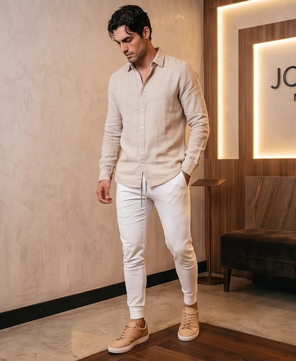 Pantalón jogger deportivo y casual para hombre de corte ajustado tipo slim fit con cintura elástica con cordón ajustable, bolsillos laterales profundos y bolsillo trasero con cremallera termosellada. Disponible en colores verde azulado, negro, blanco y granate.