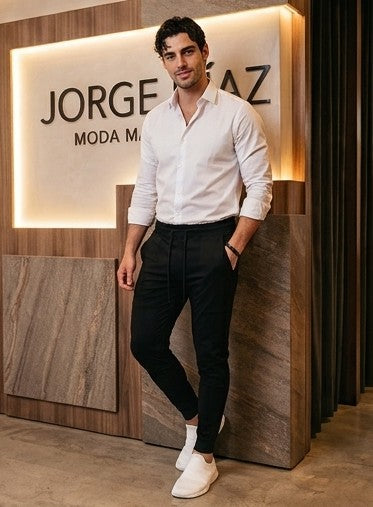 Pantalón jogger deportivo y casual para hombre de corte ajustado tipo slim fit con cintura elástica con cordón ajustable, bolsillos laterales profundos y bolsillo trasero con cremallera termosellada. Disponible en colores verde azulado, negro, blanco y granate.