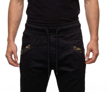 Pantalón jogger casual para hombre corte slim fit con cintura ajustable, puños elásticos y detalles de camuflaje en bolsillos delanteros, disponible en color caqui, negro y gris