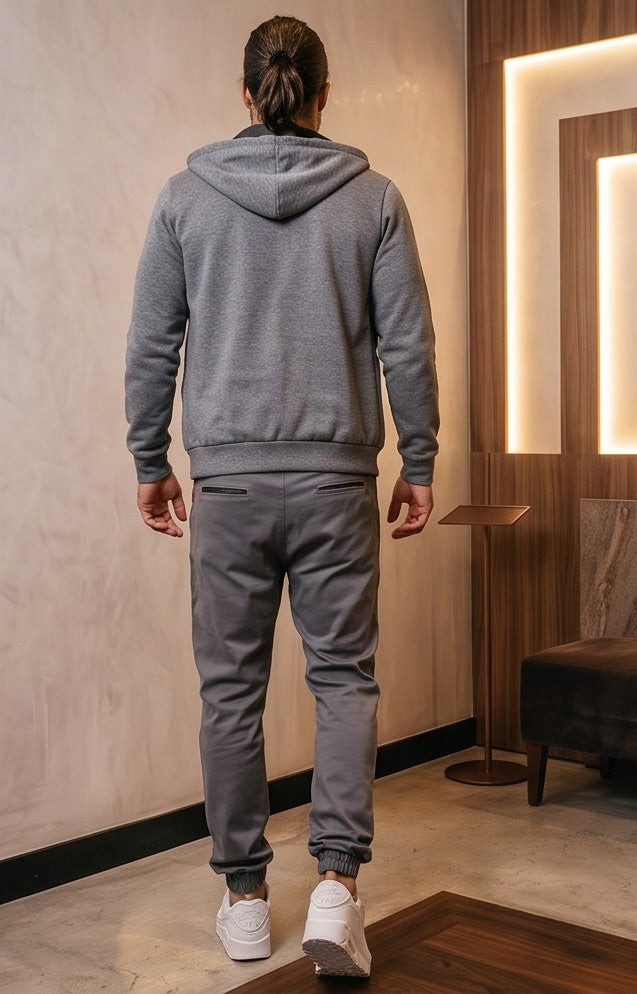 Pantalón jogger casual para hombre corte slim fit con cintura ajustable, puños elásticos y detalles de camuflaje en bolsillos delanteros, disponible en color caqui, negro y gris