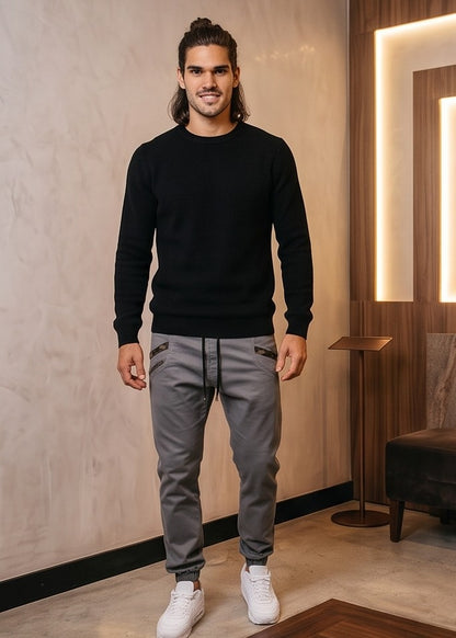 Pantalón jogger casual para hombre corte slim fit con cintura ajustable, puños elásticos y detalles de camuflaje en bolsillos delanteros, disponible en color caqui, negro y gris
