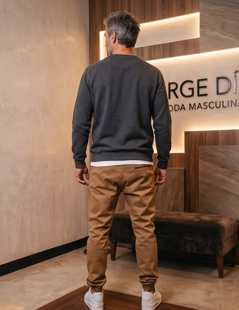 Pantalón jogger casual para hombre corte slim fit con cintura ajustable, puños elásticos y detalles de camuflaje en bolsillos delanteros, disponible en color caqui, negro y gris