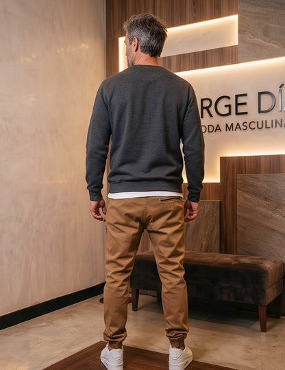 Pantalón jogger casual para hombre corte slim fit con cintura ajustable, puños elásticos y detalles de camuflaje en bolsillos delanteros, disponible en color caqui, negro y gris