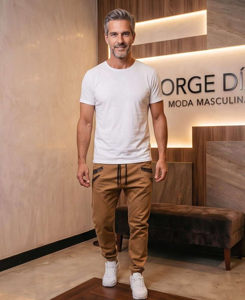 Pantalón jogger casual para hombre corte slim fit con cintura ajustable, puños elásticos y detalles de camuflaje en bolsillos delanteros, disponible en color caqui, negro y gris