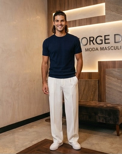 Pantalón de vestir para hombre con pinzas delanteras, tiro medio-alto y pernera ancha de corte recto fluido, disponible en colores blanco roto, beige arena y negro clásico