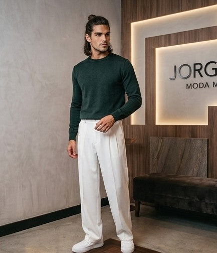 Pantalón de vestir para hombre con pinzas delanteras, tiro medio-alto y pernera ancha de corte recto fluido, disponible en colores blanco roto, beige arena y negro clásico