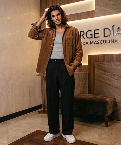 Pantalón de vestir para hombre con pinzas delanteras, tiro medio-alto y pernera ancha de corte recto fluido, disponible en colores blanco roto, beige arena y negro clásico