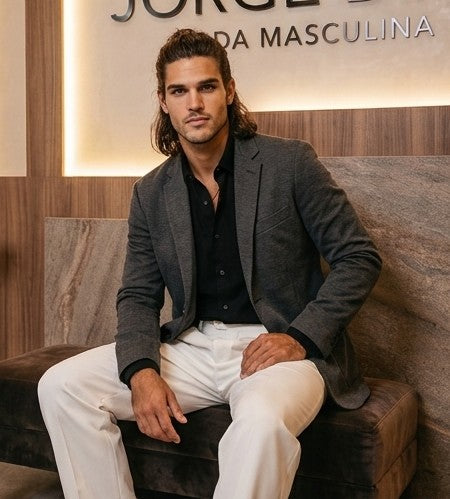Pantalón de vestir para hombre con pinzas delanteras, tiro medio-alto y pernera ancha de corte recto fluido, disponible en colores blanco roto, beige arena y negro clásico