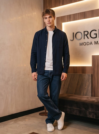 Pantalones vaqueros rectos para hombre de corte clásico y tiro medio, confeccionados en tejido denim estructurado y resistente con bolsillos frontales y traseros, disponibles en tonos azul medio lavado y azul marino oscuro intenso.