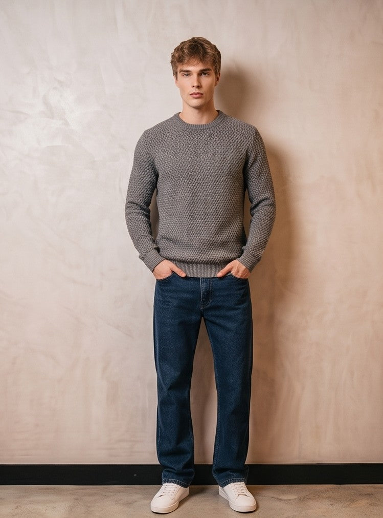 Pantalones vaqueros rectos para hombre de corte clásico y tiro medio, confeccionados en tejido denim estructurado y resistente con bolsillos frontales y traseros, disponibles en tonos azul medio lavado y azul marino oscuro intenso.