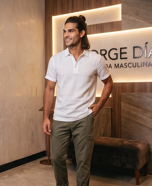 polo de hombre de manga corta, confeccionado en un tejido de lino de textura visible y transpirable. La prenda presenta un cuello clásico estructurado y una tapeta frontal con botones pulidos. El corte es moderno y relajado, y está disponible en siete colores diferentes: beige natural, blanco, negro, azul marino, azul cielo, gris y verde oliva