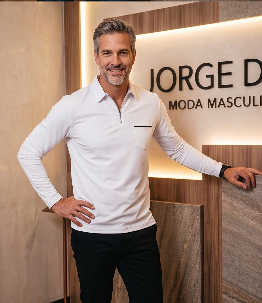polo de manga larga de corte entallado, diseñado con cuello clásico, un moderno cierre de cremallera frontal a medio pecho y un práctico bolsillo superior con un sutil ribete a contraste, ideal para un estilo smart casual