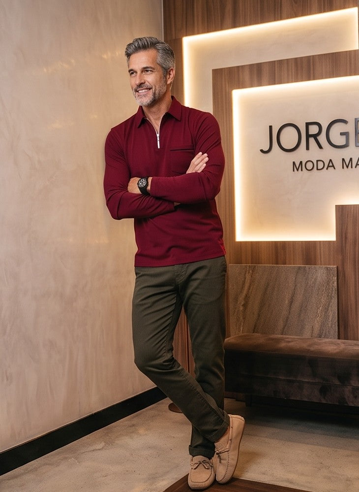 polo de manga larga de corte entallado, diseñado con cuello clásico, un moderno cierre de cremallera frontal a medio pecho y un práctico bolsillo superior con un sutil ribete a contraste, ideal para un estilo smart casual