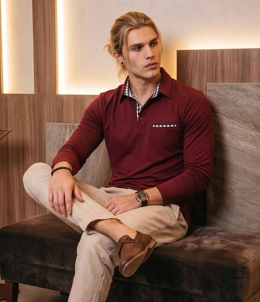 polo de manga larga de corte entallado, cuello clásico con botones y un distintivo detalle de estampado a cuadros en contraste en el interior del cuello, la tapeta y el ribete del falso bolsillo del pecho.