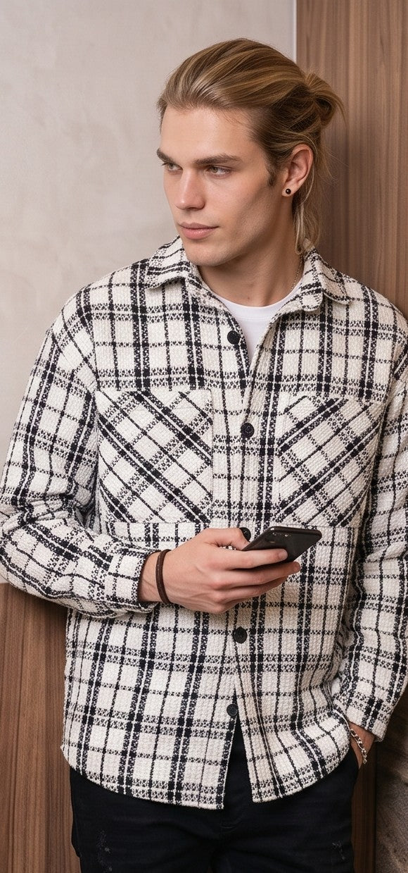 Sobrecamisa gruesa de cuadros para hombre con tejido texturizado tipo tweed en tonos blanco y negro, cuello de solapa, bolsillos frontales y cierre de botones.