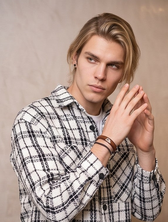 Sobrecamisa gruesa de cuadros para hombre con tejido texturizado tipo tweed en tonos blanco y negro, cuello de solapa, bolsillos frontales y cierre de botones.