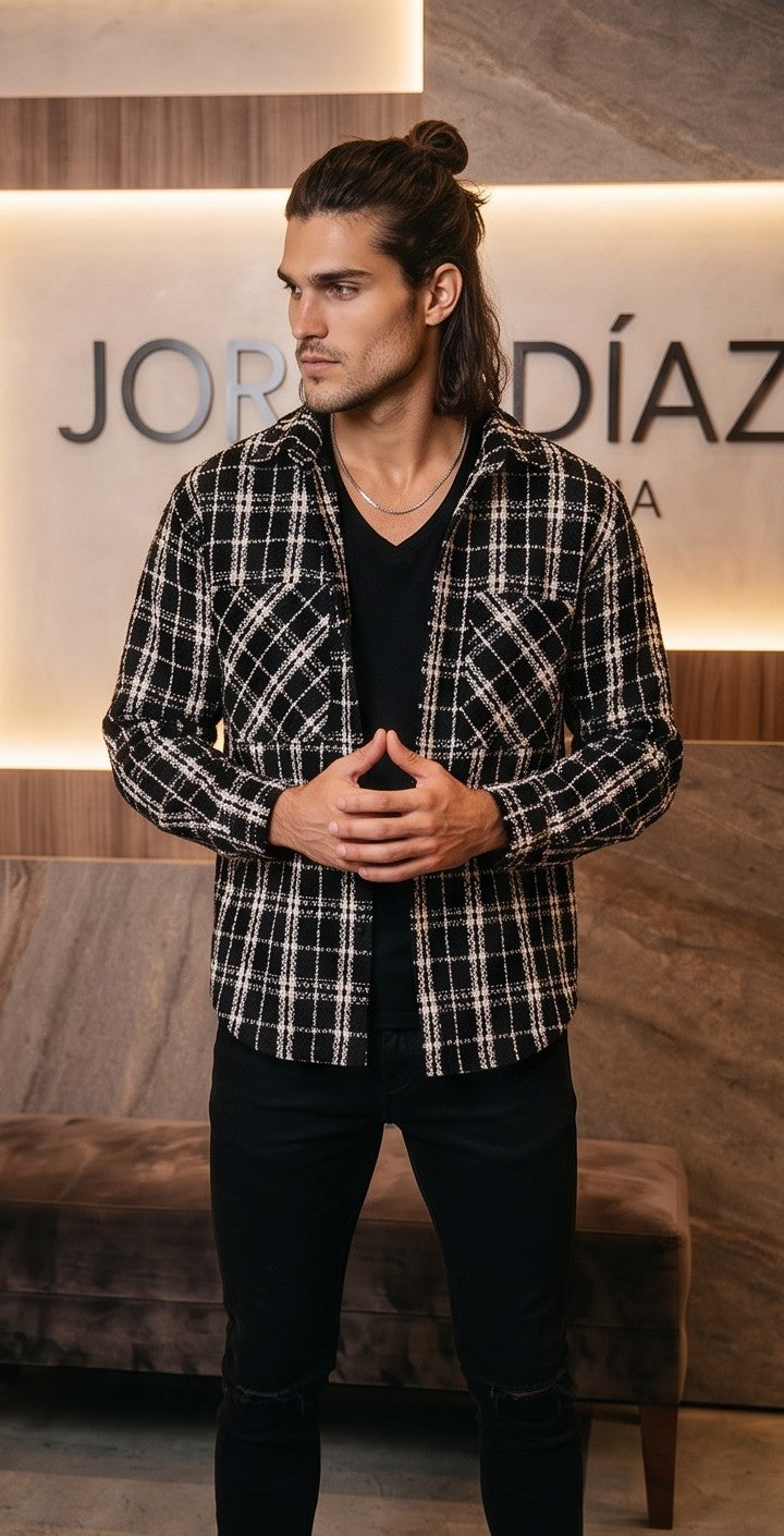 Sobrecamisa gruesa de cuadros para hombre con tejido texturizado tipo tweed en tonos blanco y negro, cuello de solapa, bolsillos frontales y cierre de botones.