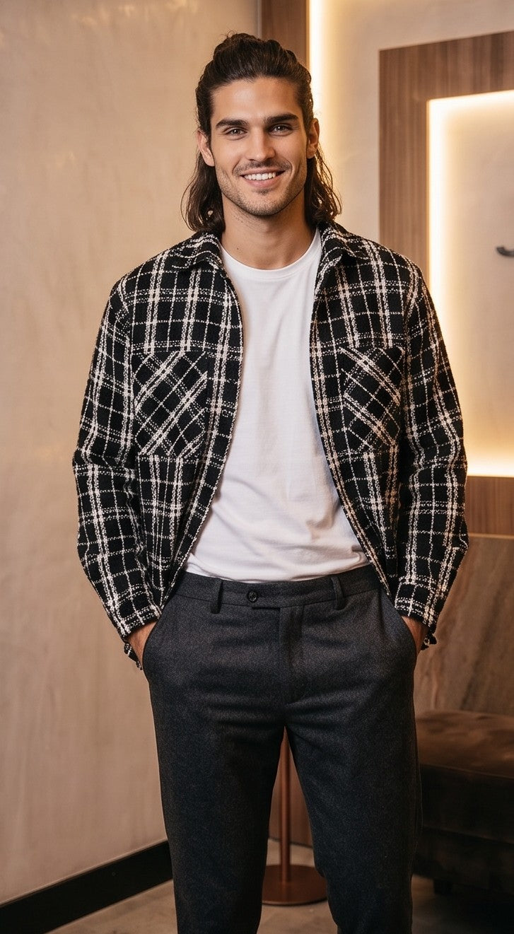 Sobrecamisa gruesa de cuadros para hombre con tejido texturizado tipo tweed en tonos blanco y negro, cuello de solapa, bolsillos frontales y cierre de botones.